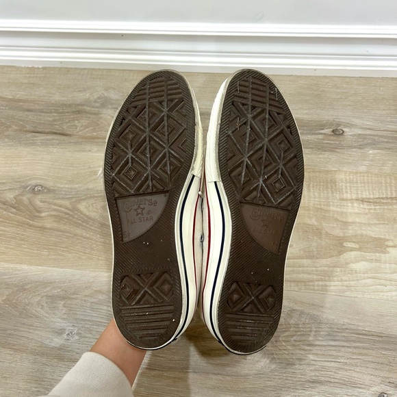 Converse sneakers, size women 7.5. Will ship as soon as CP strike stops - Picture 2 of 4